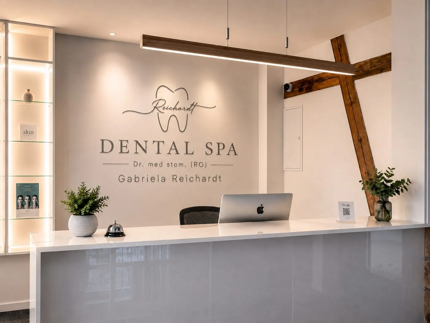 Empfang des Dental Spa Konstanz mit 3D Wandlogo